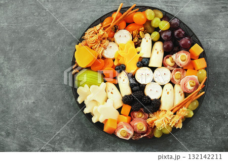 Healthy Halloween fun food mix: cheese ghosts and mummies, banana ghosts and grapes, blueberries and blackberries. Party spooky snacks for kids 132142211