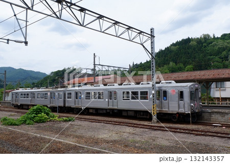 大鰐駅に停車する弘南鉄道7000系電車 大鰐駅に停車する弘南鉄道7000系電車 132143357