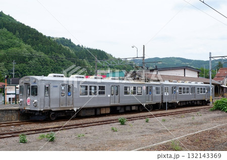 大鰐駅に停車する弘南鉄道7000系電車 大鰐駅に停車する弘南鉄道7000系電車 132143369