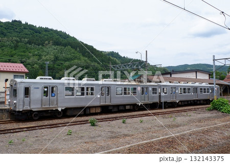 大鰐駅に停車する弘南鉄道7000系電車 132143375