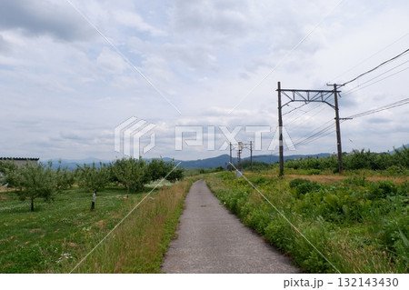 りんご畑と大鰐線 132143430
