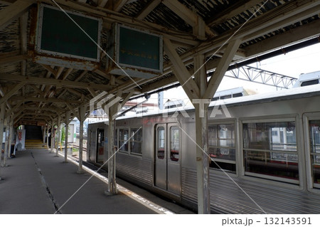 大鰐駅のホームに停車する弘南鉄道7000系電車 132143591