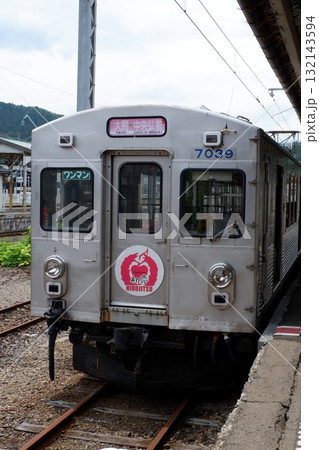 大鰐駅のホームに停車する弘南鉄道7000系電車 大鰐駅のホームに停車する弘南鉄道7000系電車 132143594