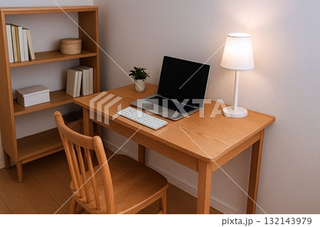 木製デスクと照明が調和する落ち着いた書斎の一角 木製デスクと照明が調和する落ち着いた書斎の一角 132143979
