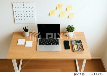 付箋とカレンダーが並ぶ整然としたワークデスク 付箋とカレンダーが並ぶ整然としたワークデスク 132143980