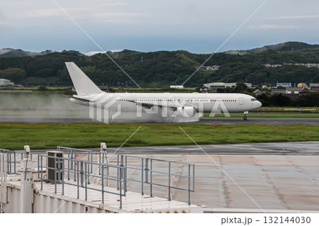 通り雨の後の爽やかで静かな出雲空港 通り雨の後の爽やかで静かな出雲空港 132144030