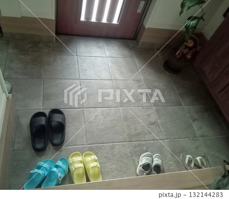 朝日に入る玄関に並ぶ家族の靴 朝日に入る玄関に並ぶ家族の靴 132144283