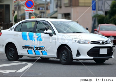 路上の教習車両 132144393