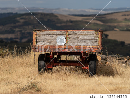 Abandoned Rustic Trailer in Scenic Countryside 132144556