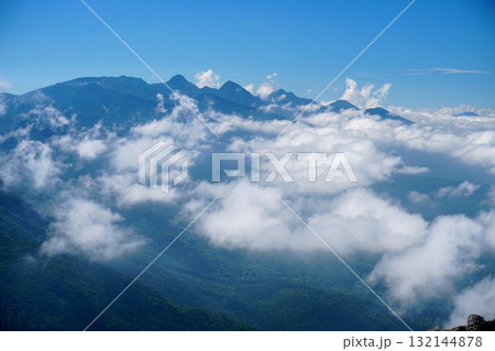 夏の蓼科山山頂から見た雲海流れる八ヶ岳連峰の眺め　Ver2 132144878