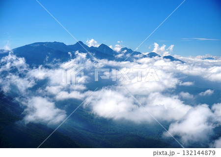 夏の蓼科山山頂から見た雲海流れる八ヶ岳連峰の眺め Ver3 夏の蓼科山山頂から見た雲海流れる八ヶ岳連峰の眺め Ver3 132144879