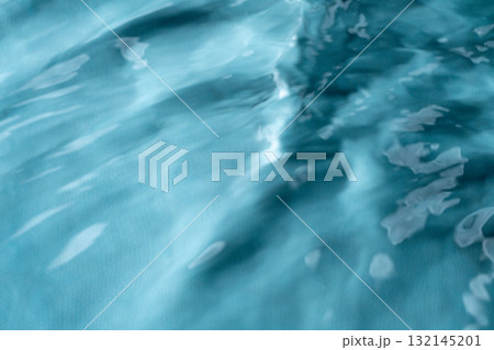 水面の波紋と水流のテクスチャ 132145201