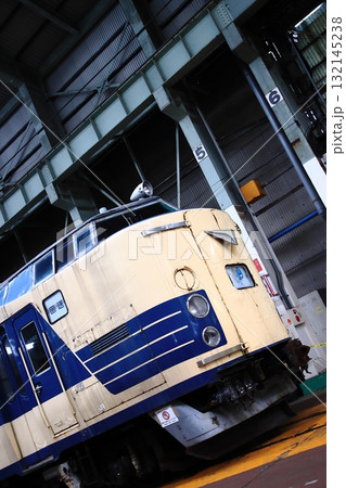 秋田総合車両センターの車庫に静かに佇む583系電車(@一般公開イベント)_2025/110/18撮影 秋田総合車両センターの車庫に静かに佇む583系電車(@一般公開イベント)_2025/110/18撮影 132145238