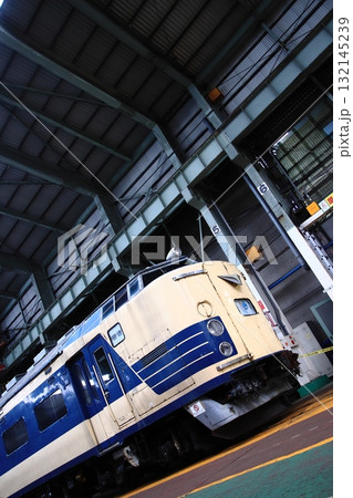 秋田総合車両センターの車庫に静かに佇む583系電車(@一般公開イベント)_2025/110/18撮影 秋田総合車両センターの車庫に静かに佇む583系電車(@一般公開イベント)_2025/110/18撮影 132145239