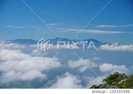 白雲流れる夏の蓼科山山頂から見た南アルプス連峰の眺望 132145398