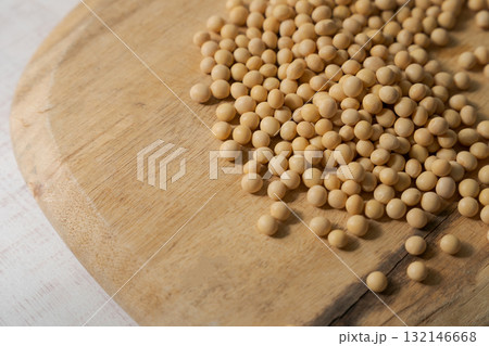 テーブルに盛られた大豆 132146668