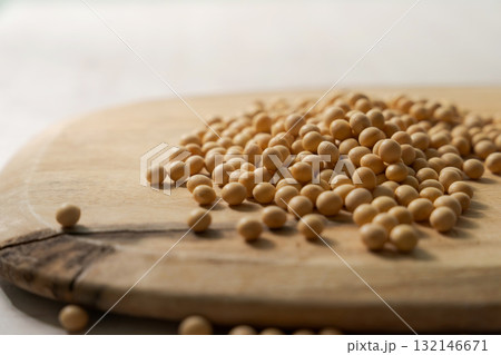 テーブルに盛られた大豆 132146671