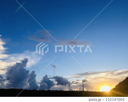 夕日に照らされる雲 132147001