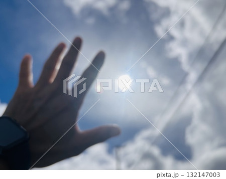 太陽に手をかざす 132147003