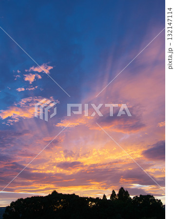 印象駅な秋の夕焼けと光芒　都市景観（2025年10月） 132147114