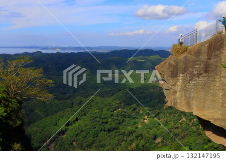 地獄のぞきの岩（鋸山日本寺・千葉県鋸南町） 132147195