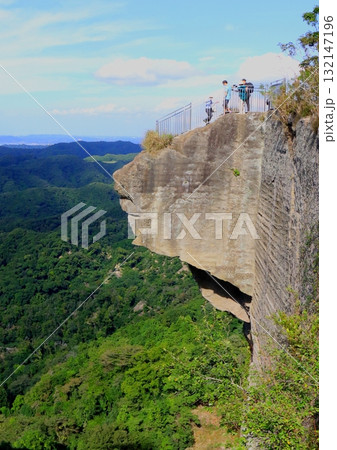 地獄のぞきの岩（鋸山日本寺・千葉県鋸南町・縦構図） 132147196