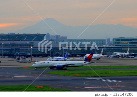 夕暮れの羽田空港と富士山 132147200