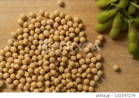 テーブルに盛られた大豆 132147274