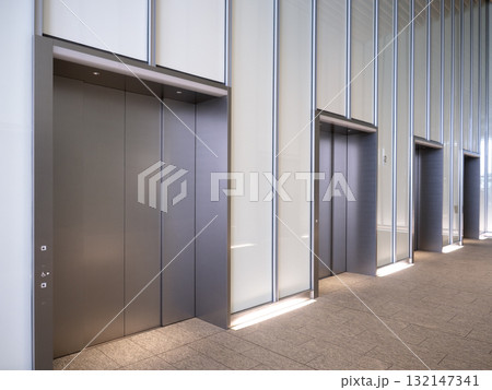 高層ビルのエレベーター 132147341