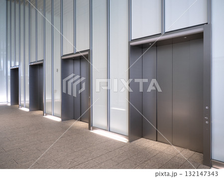 高層ビルのエレベーター 132147343