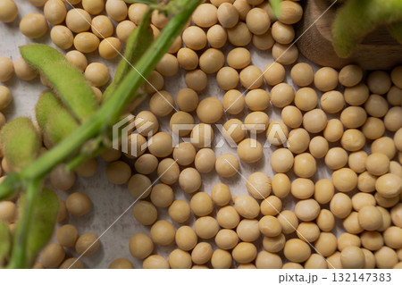 テーブルに盛られた大豆 132147383