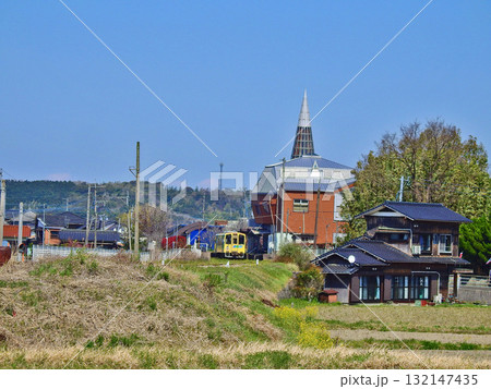 福岡県みやこ町の平成筑豊鉄道犀川駅と一両編成の電車 132147435