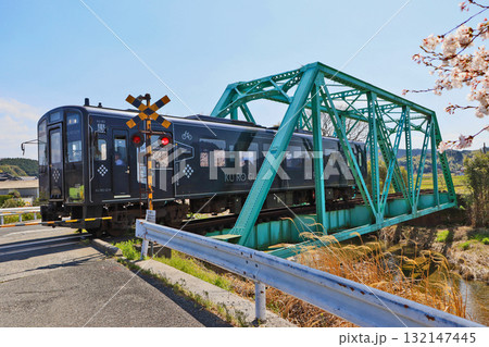 福岡県みやこ町の喜多良川鉄橋を渡る平成筑豊鉄道黒銀 132147445