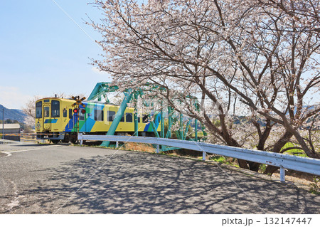 福岡県みやこ町の喜多良川鉄橋を渡る平成筑豊鉄道なのはな号 132147447