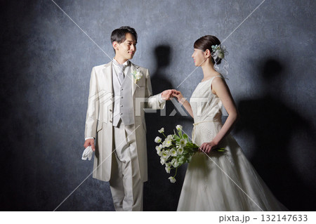 新婦の手を持つ新郎　ポートレート　黒背景 132147633