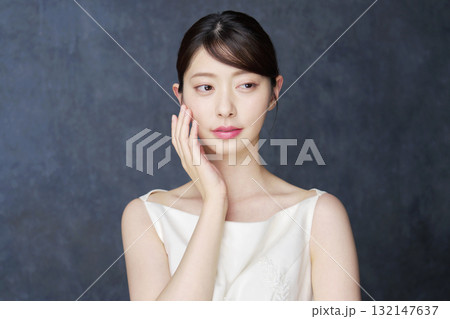 美容　20代女性　黒背景 132147637