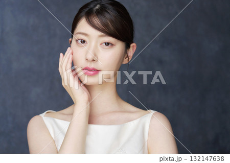 美容 20代女性 黒背景 カメラ目線 美容 20代女性 黒背景 カメラ目線 132147638