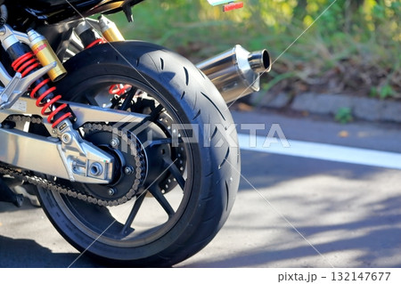 走行中のオートバイ（リアタイヤ） 132147677