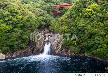 夏のトローキの滝 滝壺は海 洋上アルプス屋久島 夏のトローキの滝 滝壺は海 洋上アルプス屋久島 132147784