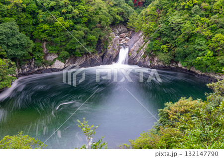 夏のトローキの滝 滝壺は海 洋上アルプス屋久島 夏のトローキの滝 滝壺は海 洋上アルプス屋久島 132147790