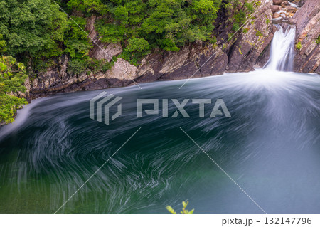 夏のトローキの滝 滝壺は海 洋上アルプス屋久島 夏のトローキの滝 滝壺は海 洋上アルプス屋久島 132147796