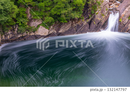 夏のトローキの滝 滝壺は海 洋上アルプス屋久島 夏のトローキの滝 滝壺は海 洋上アルプス屋久島 132147797