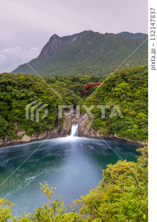 世界自然遺産モッチョム岳とトローキの滝　屋久島(夏 132147837