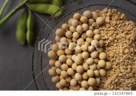 テーブルに盛られた大豆 テーブルに盛られた大豆 132147865