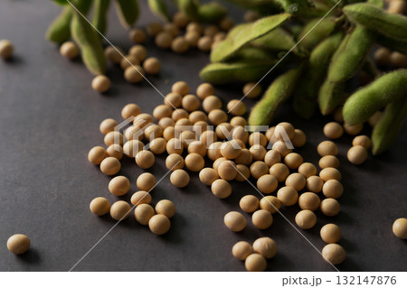 テーブルに盛られた大豆 132147876