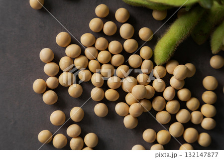 テーブルに盛られた大豆 132147877