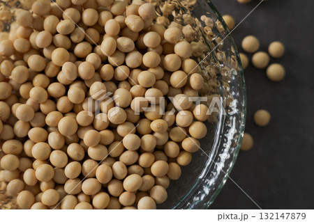 テーブルに盛られた大豆 132147879