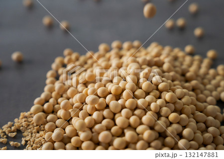 テーブルに盛られた大豆 132147881