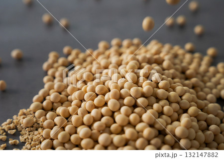 テーブルに盛られた大豆 テーブルに盛られた大豆 132147882
