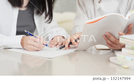 勉強を教えあうアジア人の男女 132147994